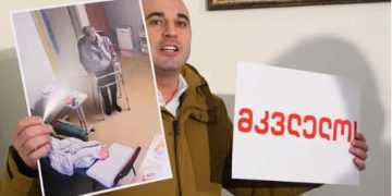 “მკვლელო” – ლევან ხაბეიშვილი პარლამენტში საპროტესტო ბანერით მივიდა