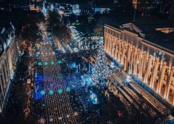 სიცოცხლე, სიყვარული, სოლიდარობა და მშვიდობა – მთავარი ნაძვის ხე საზეიმოდ აინთო