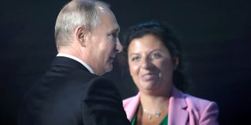 “მადლობა, რომ 2008-ში ჭკუასუსტ კაციჭამიას არ შეაჭამეთ სამხრეთ ოსეთი და აფხაზეთი” – სიმონიანი პუტინს