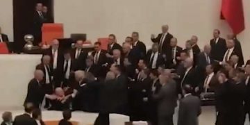 თურქეთის პარლამენტში დეპუტატებმა ისე იჩხუბეს, ერთ-ერთი მათგანი თავის ტრავმით საავადმყოფოში გადაიყვანეს