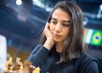 ირანელი მოჭადრაკე ქალი ყაზახეთში მიმდინარე ტურნირზე ჰიჯაბის გარეშე ასპარეზობს