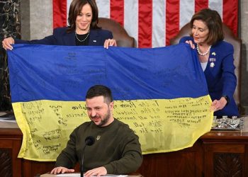 ზელენსკიმ კონგრესს უკრაინელი ჯარისკაცების მიერ ხელმოწერილი დროშა გადასცა