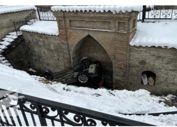 ლავში მძღოლმა საჭე ვერ დაიმორჩილა და რამდენიმე მეტრის სიმაღლიდან გადავარდა