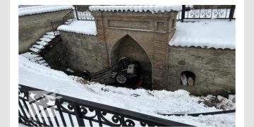 ლავში მძღოლმა საჭე ვერ დაიმორჩილა და რამდენიმე მეტრის სიმაღლიდან გადავარდა