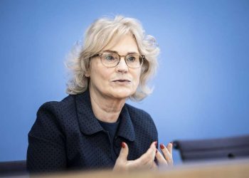 გერმანიის თავდაცვის მინისტრი თანამდებობას ტოვებს