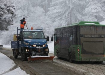 პრიორიტეტულია ცენტრალური ქუჩების გაწმენდა – მერიის თქმით, 1 000 ტონა ტექნიკური მარილი დაყარეს