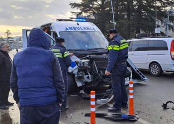 ლანჩხუთში სასწრაფო დახმარების მანქანა ავარიაში მოჰყვა