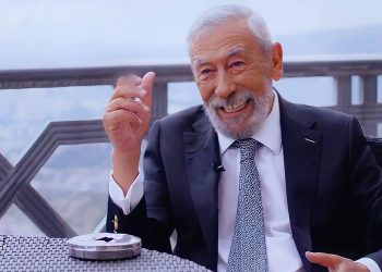 „ბევრმა არ იცის, რომ პირველი რვა ხელფასი, რომელიც ბუბამ დეპუტატობის დროს აიღო, 6 ოჯახს დაურიგა, ეს იყო დაახლოებით 30 000 ლარი“ – სოსო აბზიანიძე