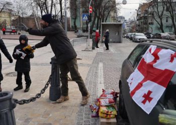 “თუ არ დაიღალე, 1000 კილო ტკბილეულს გიყიდით, ოღონდ ისევ დროშიანი მანქანით დაარიგეო” – მაქარაშვილი