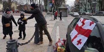 “თუ არ დაიღალე, 1000 კილო ტკბილეულს გიყიდით, ოღონდ ისევ დროშიანი მანქანით დაარიგეო” – მაქარაშვილი