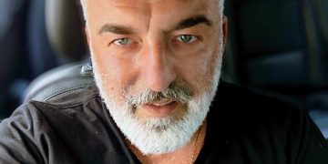 „ეს ფოტო ჩემს სახლთან, ნაგვის ურნაში გადავიღე…ვინ იცის რამდენმა ხანდაზმულმა და ბავშვმა ყლაპა ნერწყვები დახლთან და ვერ იყიდეს სიძვირის გამო“ – რა ფოტოს აქვეყნებს გოდერძი შარაშია