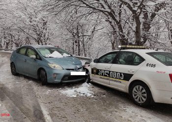 “არ წახვიდეთ გომბორით – საპატრულო ეკიპაჟს დაეჯახა, ზარალი დაახლოებით 15 000 ლარია” – “ჩემი ქალაქი მკლავს”