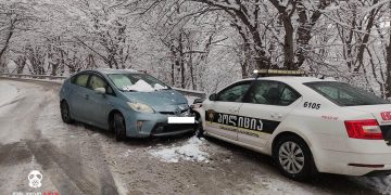 “არ წახვიდეთ გომბორით – საპატრულო ეკიპაჟს დაეჯახა, ზარალი დაახლოებით 15 000 ლარია” – “ჩემი ქალაქი მკლავს”