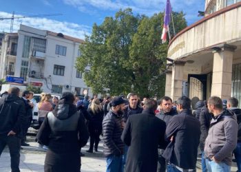 რატომ გადმოხტა ქალი მეორე სართულიდან? – ხულოში ქალი ქმარს, დედამთილსა და მამამთილს ძალადობაში ადანაშაულებს