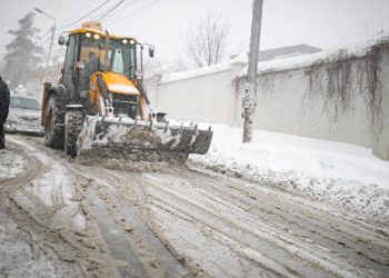 დედაქალაქის ქუჩებში ტექნიკური მარილი ინტენსიურად იყრება