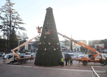ზუგდიდში უსაფრთხოების მიზნით, მთავარი საახალწლო ნაძვის ხე დაშალეს – სამეგრელოში სტიქია მძვინვარებს