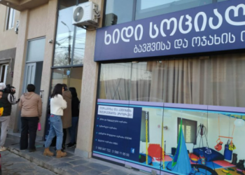 “ჯერ ნაჯახით გაეკიდნენ, შემდეგ კი ლურსმნიანი ჯოხით გაუსწორდნენ” – რა მოხდა ქუთაისში