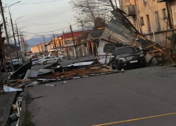 სამტრედია – ძლიერი ქარის შედეგად კორპუსის სახურავი ჩამოინგრა და ავტომობილები დააზიანა