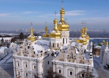 საშობაო წირვას კიევ-პეჩერის ლავრის საკათედრო ტაძარში, უკრაინის მართლმადიდებელი ეკლესიის წინამძღვარი აღავლენს