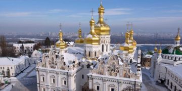 საშობაო წირვას კიევ-პეჩერის ლავრის საკათედრო ტაძარში, უკრაინის მართლმადიდებელი ეკლესიის წინამძღვარი აღავლენს