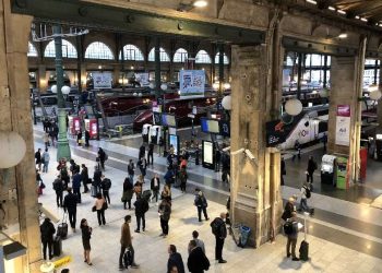 პარიზში დანით შეიარაღებულმა პირმა 6 ადამიანი დაჭრა