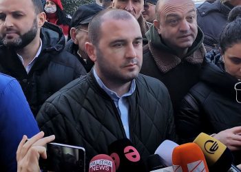 ექიმებისგან შევიტყვე, რომ საბუთებში პრეზიდენტ სააკაშვილს სიმაღლე 2სმ-ით მოაკლეს, რომ პარამეტრები შეინარჩუნონ – ლევან ხაბეიშვილი