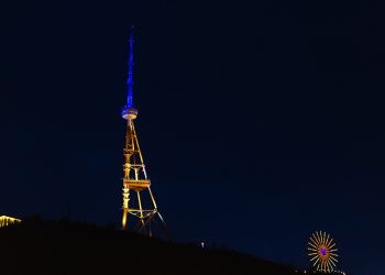 თბილისის ანძა უკრაინის დროშის ფერებში განათდა