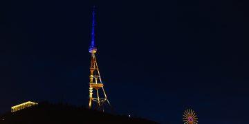 თბილისის ანძა უკრაინის დროშის ფერებში განათდა