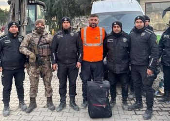 კაცმა მიწისძვრისგან დანგრეულ შენობებში 4 მილიონი დოლარი იპოვა და პოლიციაში მიიტანა