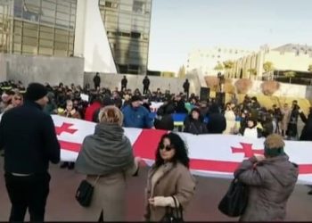 “უფრო გრძელი და ფართო დროშები უნდა შეკეროთ, კარგად რომ შეავსოს აქციაზე ცარიელი ადგილები” – ცაგურიშვილი