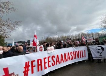 შეკვეთილში, ივანიშვილის რეზიდენციასთან, მიხეილ სააკაშვილის მხარდამჭერი აქცია მიმდინარეობს