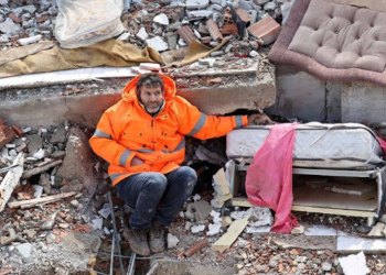 უმძიმესი ფოტო თურქეთიდან – კაცს 15 წლის შვილის ხელი უჭირავს, რომელიც მიწისძვრას ემსხვერპლა