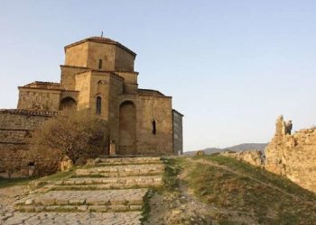 “ცვივა ქვები, ჩამოდის წყალი, რუსული წარწერებია გაჩენილი” – რა ხდება ჯვრის მონასტერში