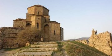 “ცვივა ქვები, ჩამოდის წყალი, რუსული წარწერებია გაჩენილი” – რა ხდება ჯვრის მონასტერში