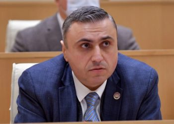 „კითხვებს ბადებს მოვლენათა ისეთი განვითარება, როცა ერთი დღით ადრე რეანიმაციაში ითხოვდნენ სააკაშვილის გადაყვანას და დღეს თავად მოითხოვეს სასამართლო სხდომაზე პირდაპირი ეთერით ჩართვა“ – მათიკაშვილი