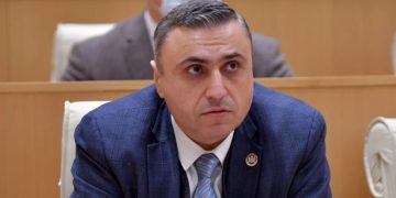 „კითხვებს ბადებს მოვლენათა ისეთი განვითარება, როცა ერთი დღით ადრე რეანიმაციაში ითხოვდნენ სააკაშვილის გადაყვანას და დღეს თავად მოითხოვეს სასამართლო სხდომაზე პირდაპირი ეთერით ჩართვა“ – მათიკაშვილი