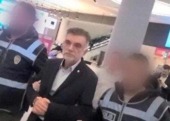 თურქეთში მიწისძვრის შედეგად ჩამონგრეული 12 სართულიანი საცხოვრებელი კომპლექსის მეპატრონე აეროპორტში დააკავეს