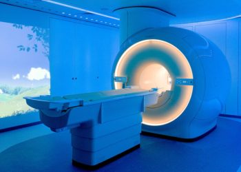 მაგნიტურ-რეზონანსული ტომოგრაფიის აპარატმა ახლოს მყოფი მამაკაცის იარაღიდან გასროლა გამოიწვია