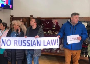 “სოზარ შენც “აგენტი” ხარ?” – ჟურნალისტების პროტესტი პარლამენტში