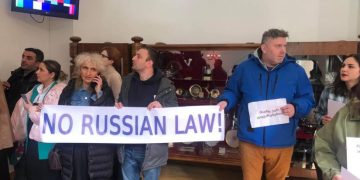 “სოზარ შენც “აგენტი” ხარ?” – ჟურნალისტების პროტესტი პარლამენტში