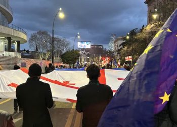 “დიდება გმირებს” – რუსთაველის გამზირზე გზა გადაიკეტა