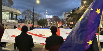 “დიდება გმირებს” – რუსთაველის გამზირზე გზა გადაიკეტა