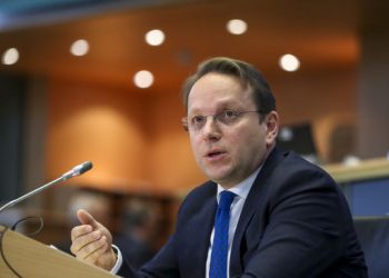 “კიდევ რამდენი იდიოტი დარჩა” – ევროკომისარს ევროპარლამენტში მიკროფონის გამორთვა დაავიწყდა