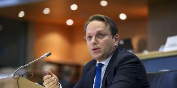 “კიდევ რამდენი იდიოტი დარჩა” – ევროკომისარს ევროპარლამენტში მიკროფონის გამორთვა დაავიწყდა