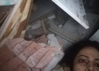 თურქეთში ქალი ნანგრევებიდან ფოტოს აქვეყნებს და დახმარებას ითხოვს