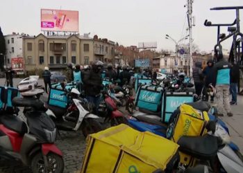 „ჩვენი მოთხოვნაა ტარიფების აწევა“ – რესპუბლიკის მოედანზე Wolt-ის კურიერები აქციას მართავენ