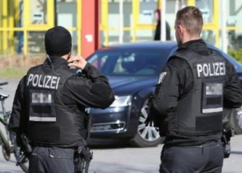 ბერლინში კაცმა ჯერ ხელყუმბარა ააფეთქა, შემდეგ კი ქუჩაში გამვლელები დაჭრა