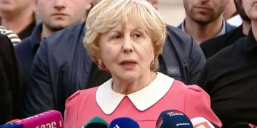 “იძახიან, რომ იკლებს, ხან იძახიან, რომ იმატებს. თურმე არ ჭამს, მაგრამ იმატებს“ – გიული ალასანია