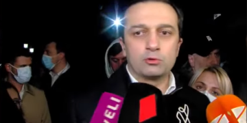 ლევან იოსელიანს აქციაზე კვერცხები დაუშინეს – ის პოლიციას გაყავს