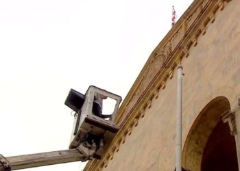 პარლამენტის შენობის წინ ევროკავშირის დროშას რამდენიმე წუთში აღმართავენ